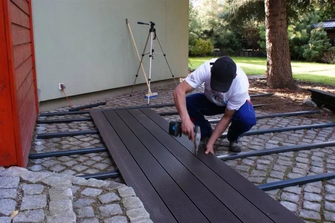 Jak układać deski kompozytowe na taras: 8 kluczowych kroków