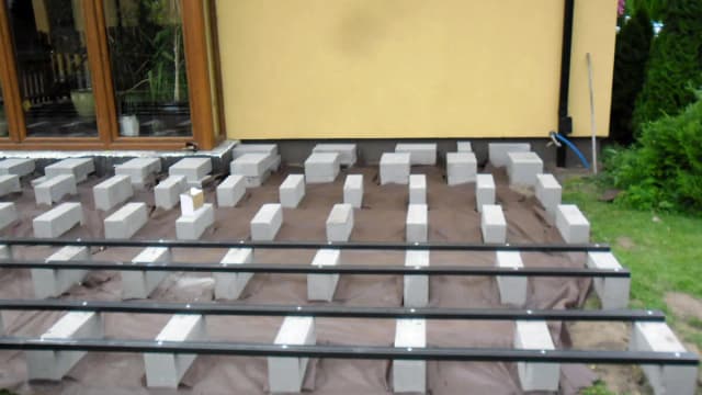 Co ile bloczki betonowe pod taras? Prawidłowe rozstawienie