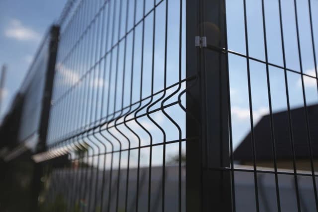 Jak postawić ogrodzenie panelowe: Instrukcja krok po kroku