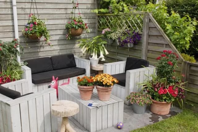 Jak urządzić taras kwiatami: 10 pomysłów na piękną oazę relaksu