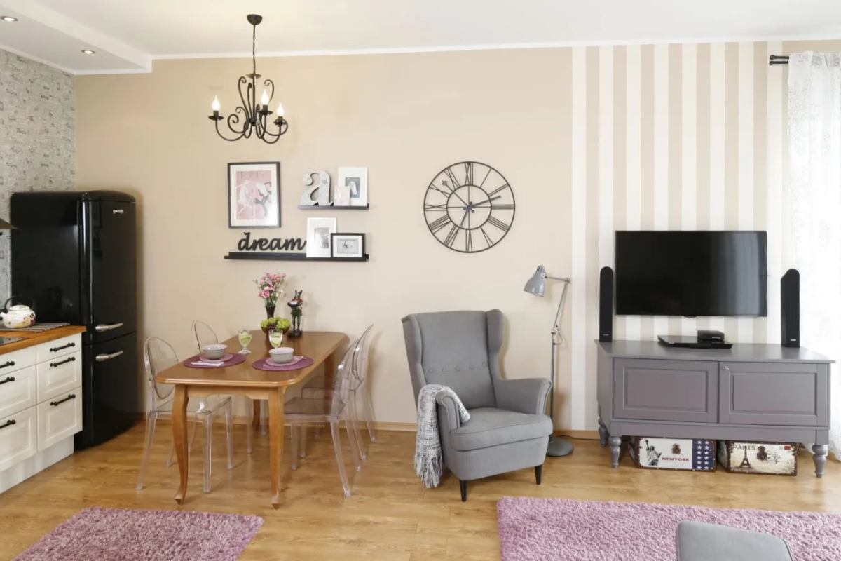 Co na komodę w salonie: 15 inspirujących pomysłów na dekoracje