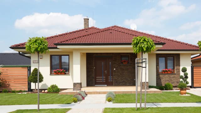 Czerwony dach: 7 idealnych kolorów elewacji - harmonia i styl