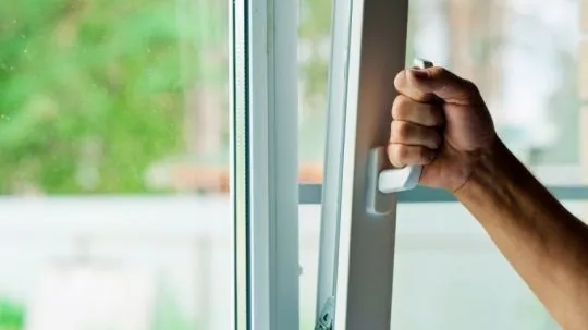 Co ile wymieniać okna plastikowe? Sprawdź żywotność i oznaki zużycia