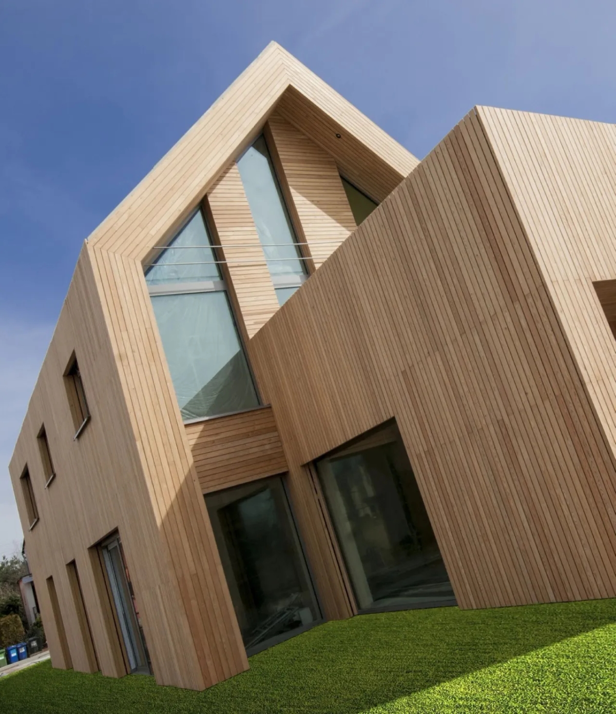 Jakie drewno na elewację domu? 5 najlepszych gatunków i porady