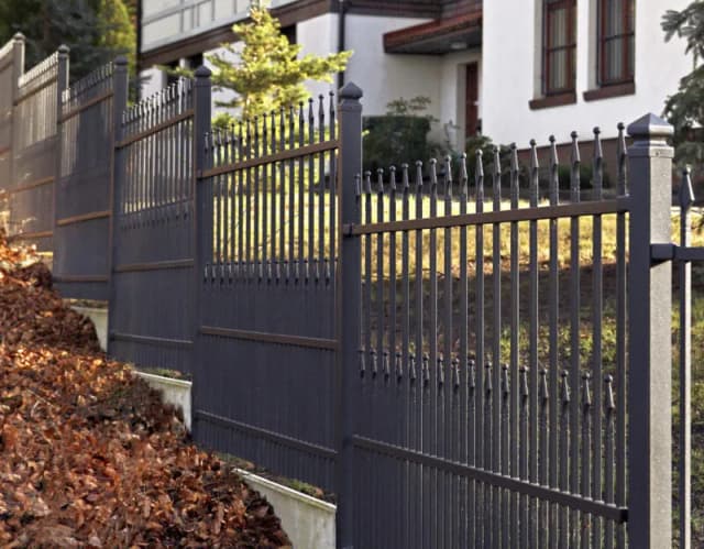 Jak zrobić ogrodzenie na pochyłym terenie bez błędów?