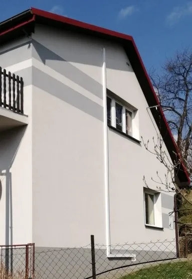 Jak skutecznie zamaskować kable na elewacji - 5 sprawdzonych metod