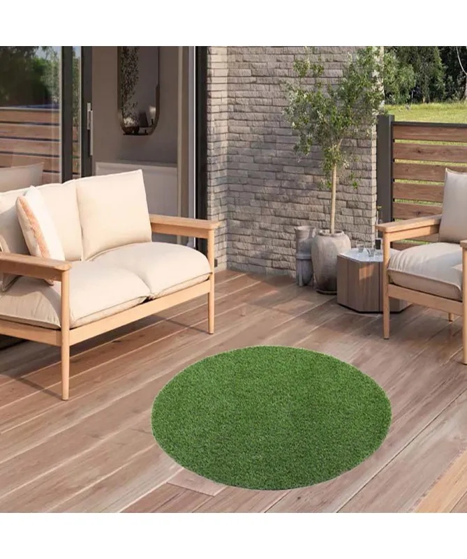 Sztuczna trawa na taras: 7 zalet i 3 wady, które musisz znać